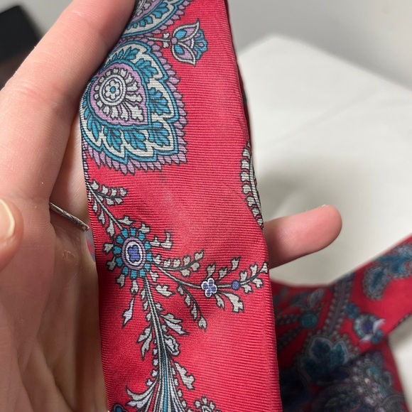 CHRISTIAN DIOR Red Paisley Italian Silk USA Designer Mens Tie VTG RARE - Picture 3 of 7